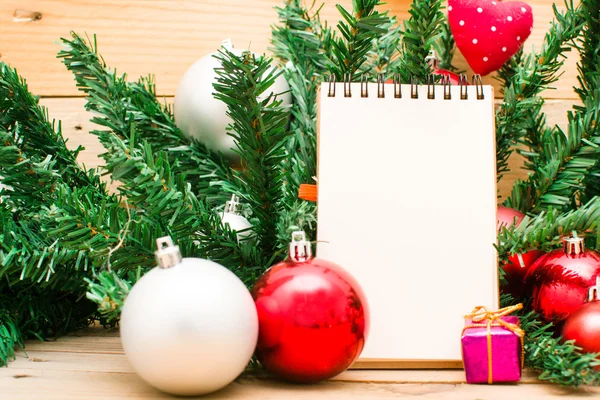 Vánoční objekt a notebook — Stock fotografie