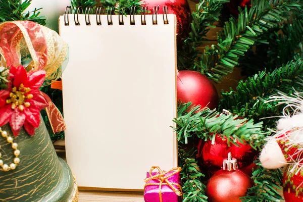 Objeto de Navidad y cuaderno — Foto de Stock