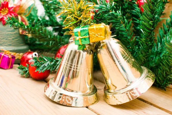 Рождественский колокол и рождественские украшения — стоковое фото