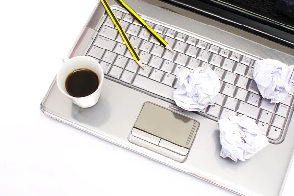 Laptop, káva a tužka v kanceláři — Stock fotografie