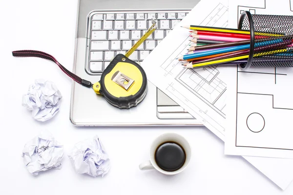 Laptop, café y lápiz en la oficina — Foto de Stock