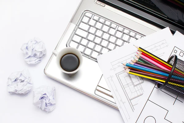 Laptop, koffie en potlood in het kantoor — Stockfoto