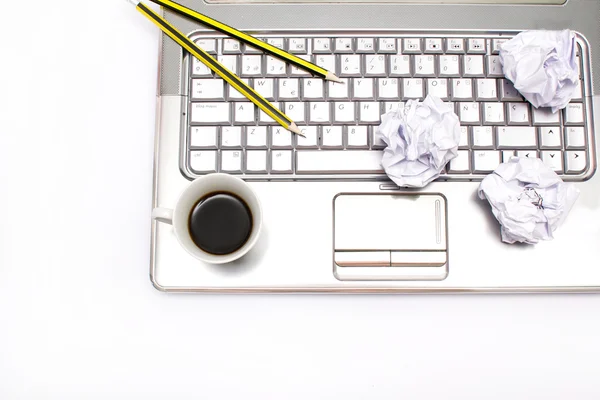 Laptop, kaffe och penna på kontoret — Stockfoto