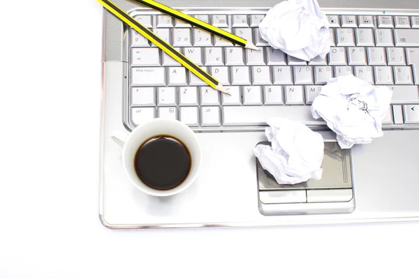 Laptop, pennor och kaffe — Stockfoto