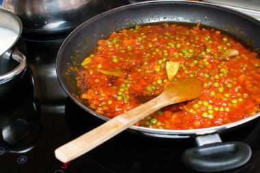 Paella hazırlıyorum.