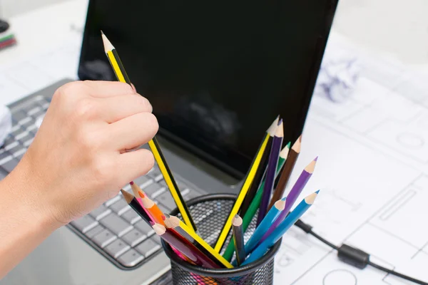 Vrouwen nemen een pen om te schrijven — Stockfoto