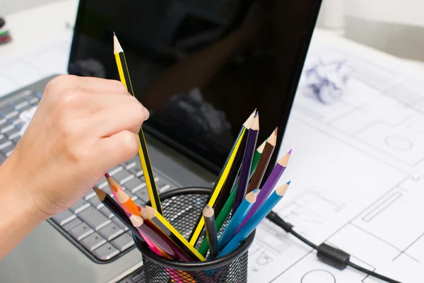 Mujeres tomando una pluma para escribir — Foto de Stock