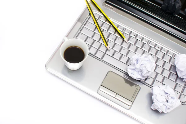 Laptop, pennor och kaffe — Stockfoto