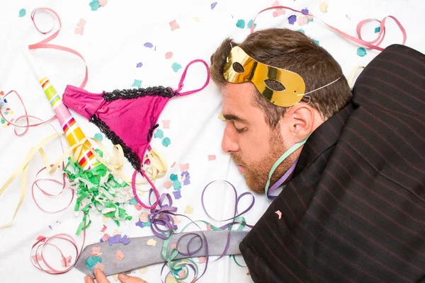 Jonge man slapen na een feest — Stockfoto