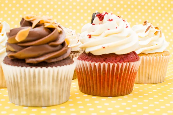 Cupcakes no fundo amarelo bolinhas ponto — Fotografia de Stock