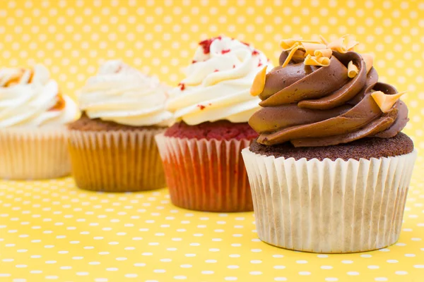 Cupcakes no fundo amarelo bolinhas ponto — Fotografia de Stock