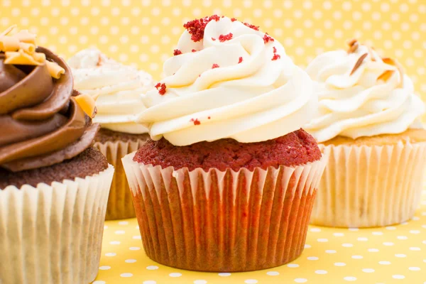 Cupcakes no fundo amarelo bolinhas ponto — Fotografia de Stock