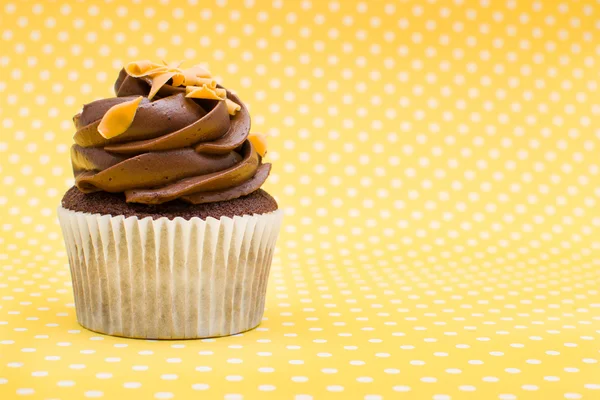 Cupcake på yellow polka dot bakgrund — Stockfoto