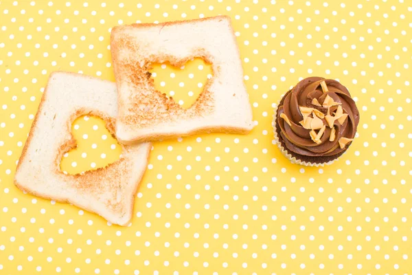 Cupcakes on yellow polka dot background — Stock Photo, Image