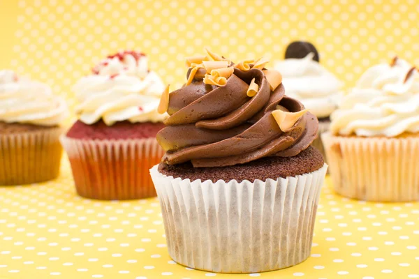 Cupcakes sur fond jaune à pois — Photo