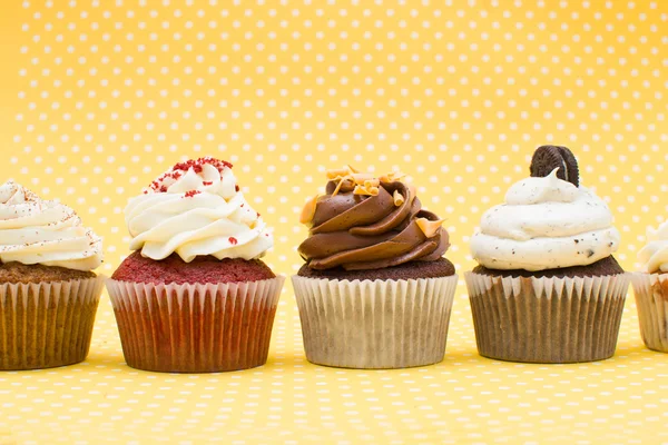 Cupcakes no fundo amarelo bolinhas ponto — Fotografia de Stock
