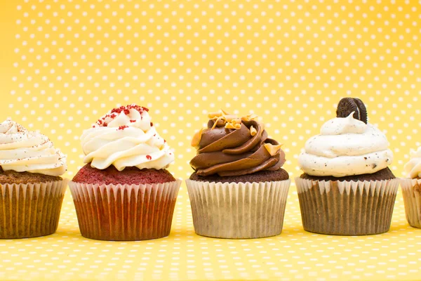 Cupcakes på yellow polka dot bakgrund — Stockfoto