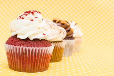 Cupcakes sarı puantiyeli arka plan üzerinde