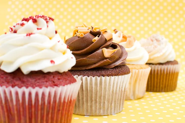 Cupcakes no fundo amarelo bolinhas ponto — Fotografia de Stock