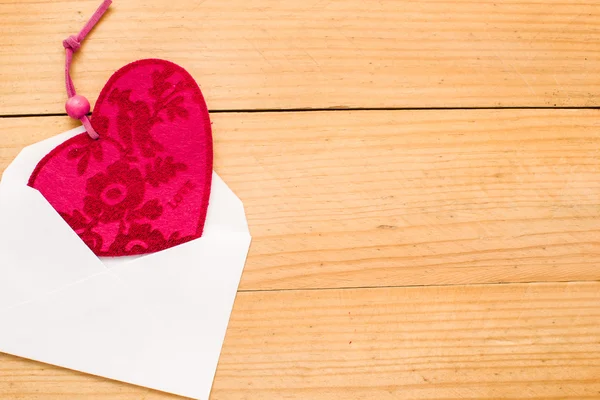 Valentine srdce v obálce — Stock fotografie