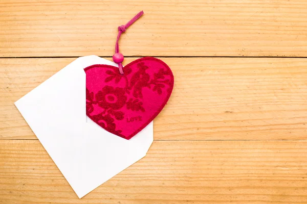 Coração de Valentim em um envelope — Fotografia de Stock