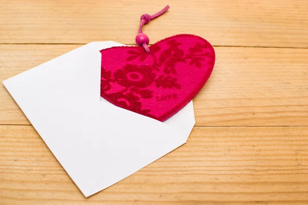 Coração de Valentim em um envelope — Fotografia de Stock
