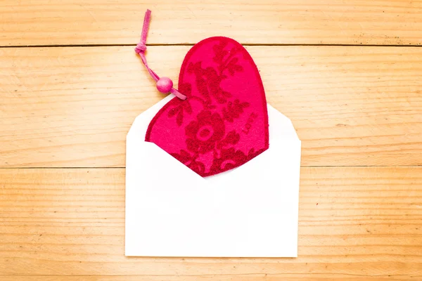 Valentine srdce v obálce — Stock fotografie