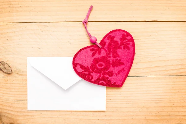 Coração de Valentim em um envelope — Fotografia de Stock