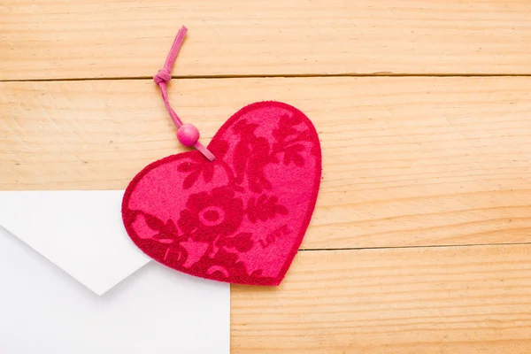 Coração de Valentim em um envelope — Fotografia de Stock