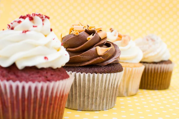 Cupcakes su sfondo a pois giallo — Foto Stock