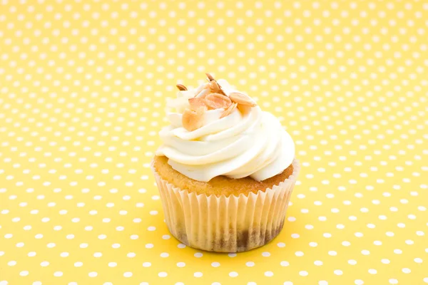 Cupcake sur fond jaune — Photo