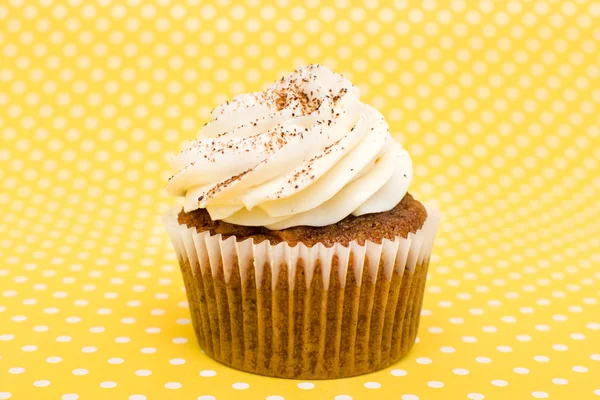 Cupcake på gul bakgrund — Stockfoto