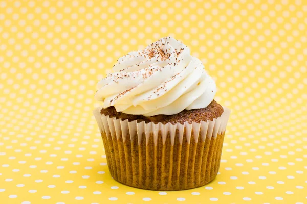 Cupcake på gul bakgrund — Stockfoto