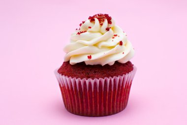 pembe bir arka plan üzerinde cupcake