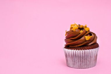 pembe bir arka plan üzerinde cupcake