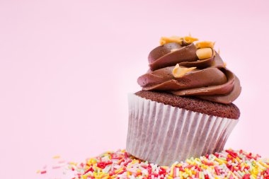 Kek ve çikolata parçacıklı