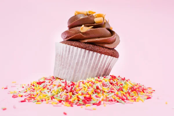 Cupcake och choklad strössel — Stockfoto