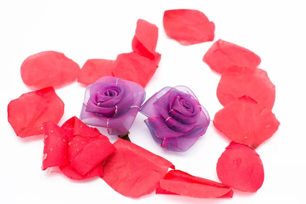Serce z płatków róż — Zdjęcie stockowe