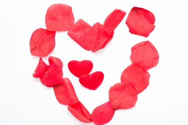 Сердце с лепестками роз — стоковое фото