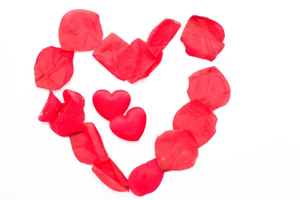 Сердце с лепестками роз — стоковое фото