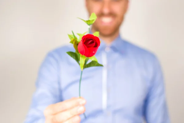 Jovem dando um buquê de rosas — Fotografia de Stock