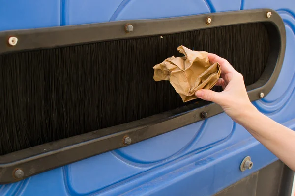 Throwing a paper recycling container — Stock Photo, Image