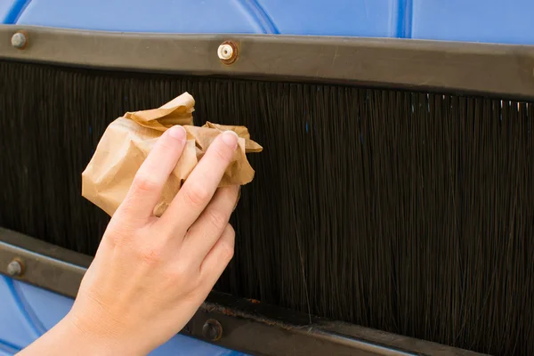 Einen Papier-Recyclingbehälter werfen — Stockfoto
