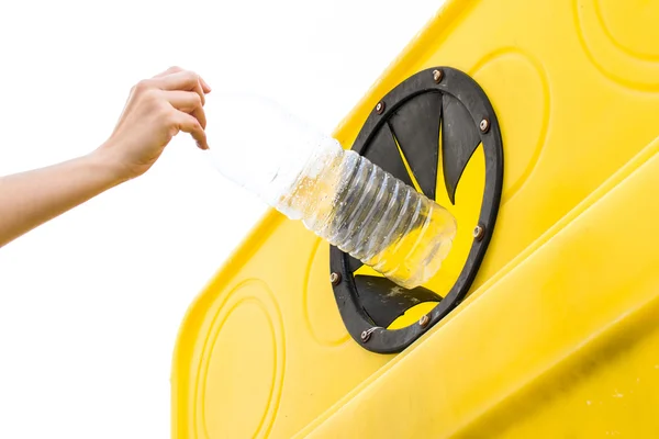 Gooien van een fles in de recycling container — Stockfoto