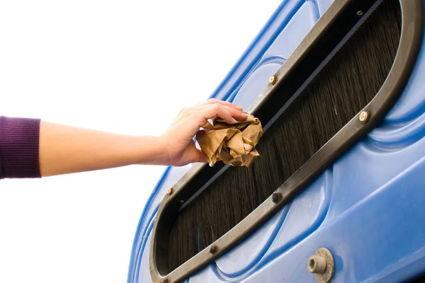 Einen Papier-Recyclingbehälter werfen — Stockfoto