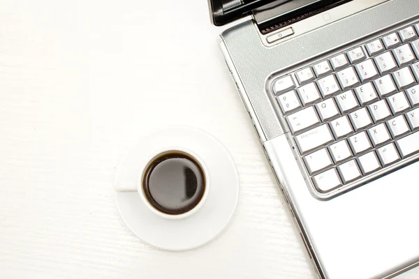 Laptop och kaffe — Stockfoto