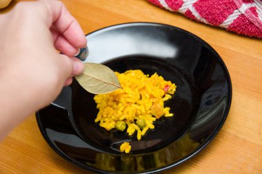 Paella ahşap masa üzerinde