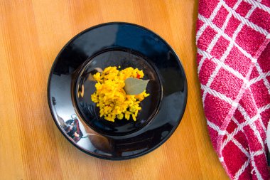 Paella ahşap masa üzerinde