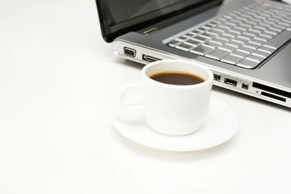 Laptop en koffie — Stockfoto