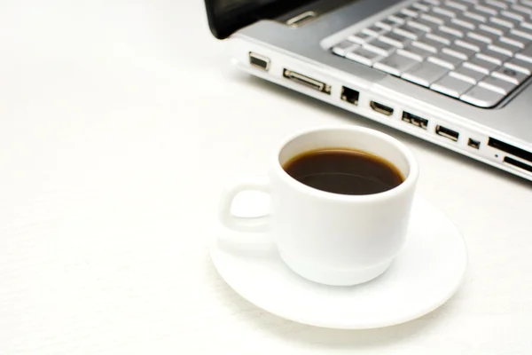 Laptop en koffie — Stockfoto